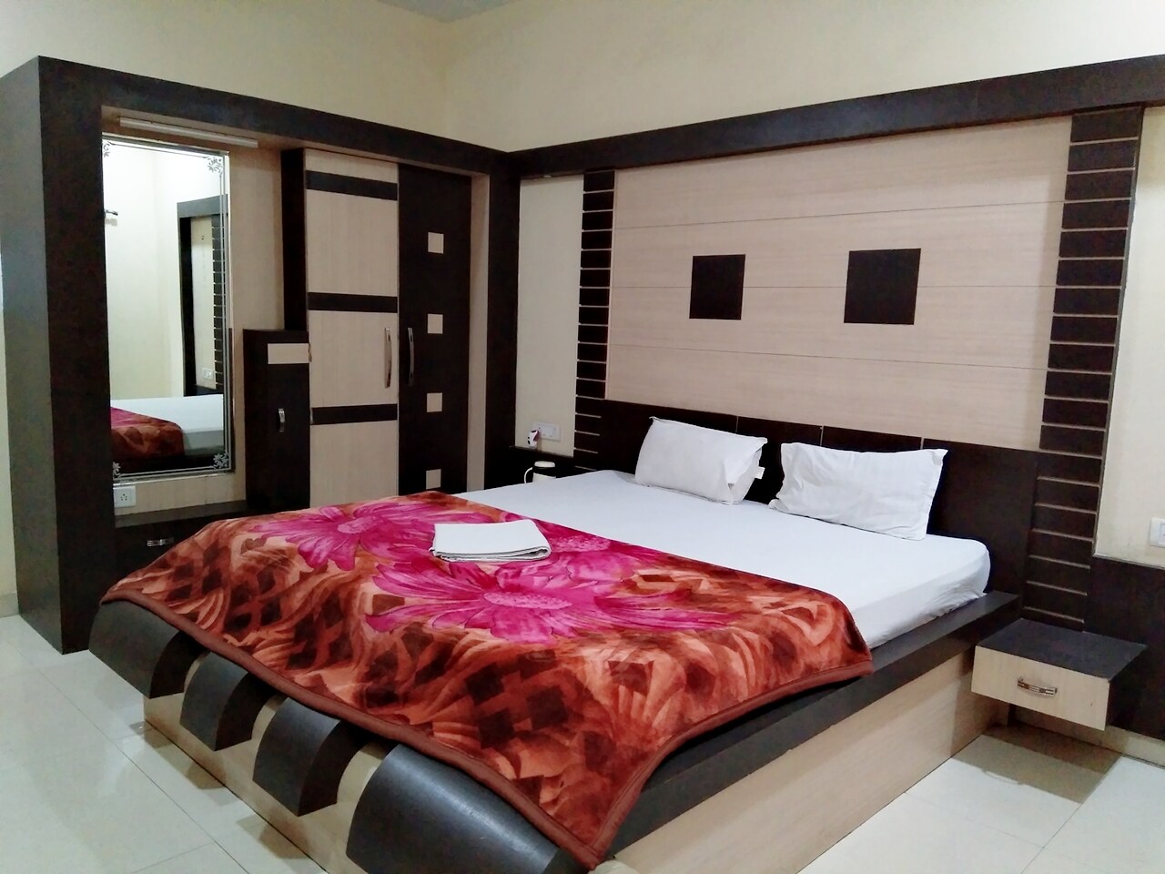 Hotel Sheela Green - Tap to explore photos