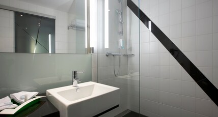 Holiday Inn BERN - WESTSIDE Room Type - 1 Queen Standard High Floor