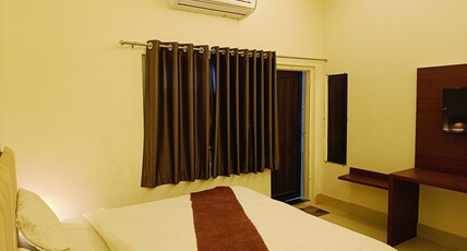 Shree Gangesh Inn Room Type - Deluxe Room