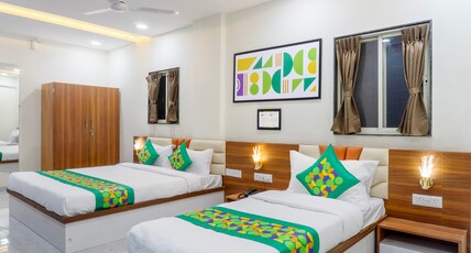 Treebo Aura Inn Regency Room Type - Deluxe Family Room