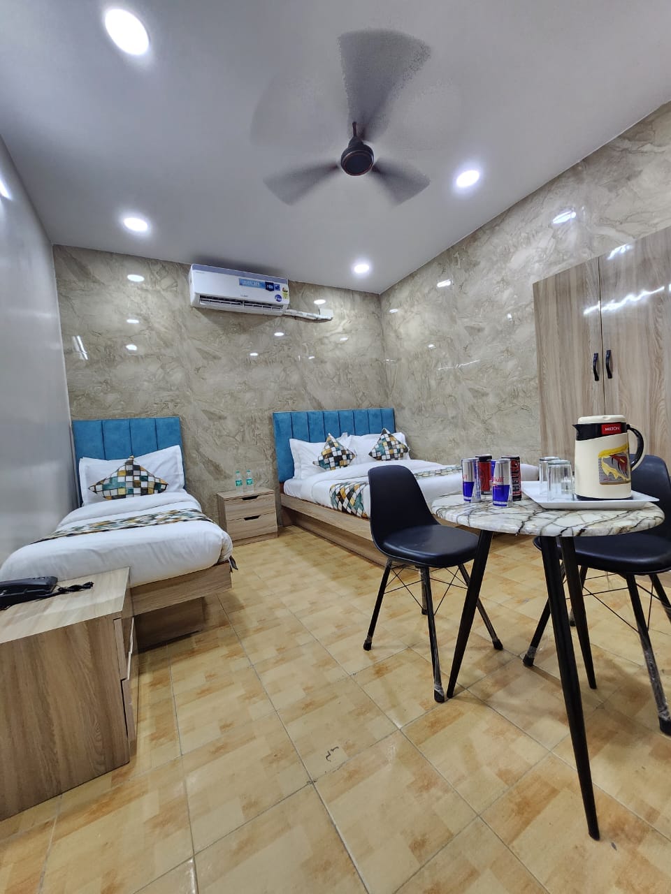 Hotel Neelam Palace Near New Delhi Station & Connaught Place - Tap to explore photos