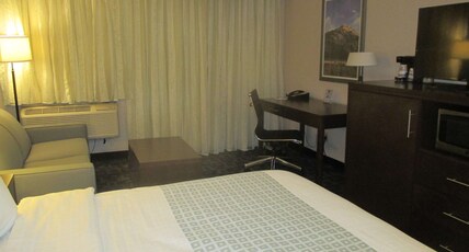 Best Western Benton Harbor-St. Joseph Room Type - 1 King Bed, Non-Smoking, Sofabed, Work Desk, Microwave And Refrigerator, Wi-Fi, Full Breakfast