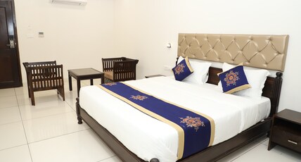 CLOVER INN Room Type - Deluxe Room - Double Bed