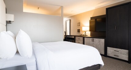 Crowne Plaza Moncton-Downtown, an IHG Hotel Room Type - 1 Queen Junior Suite