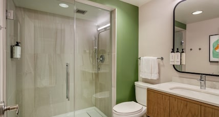voco CHICAGO DOWNTOWN, an IHG hotel Room Type - 2 Queen Premium Comms and Mobile Acc