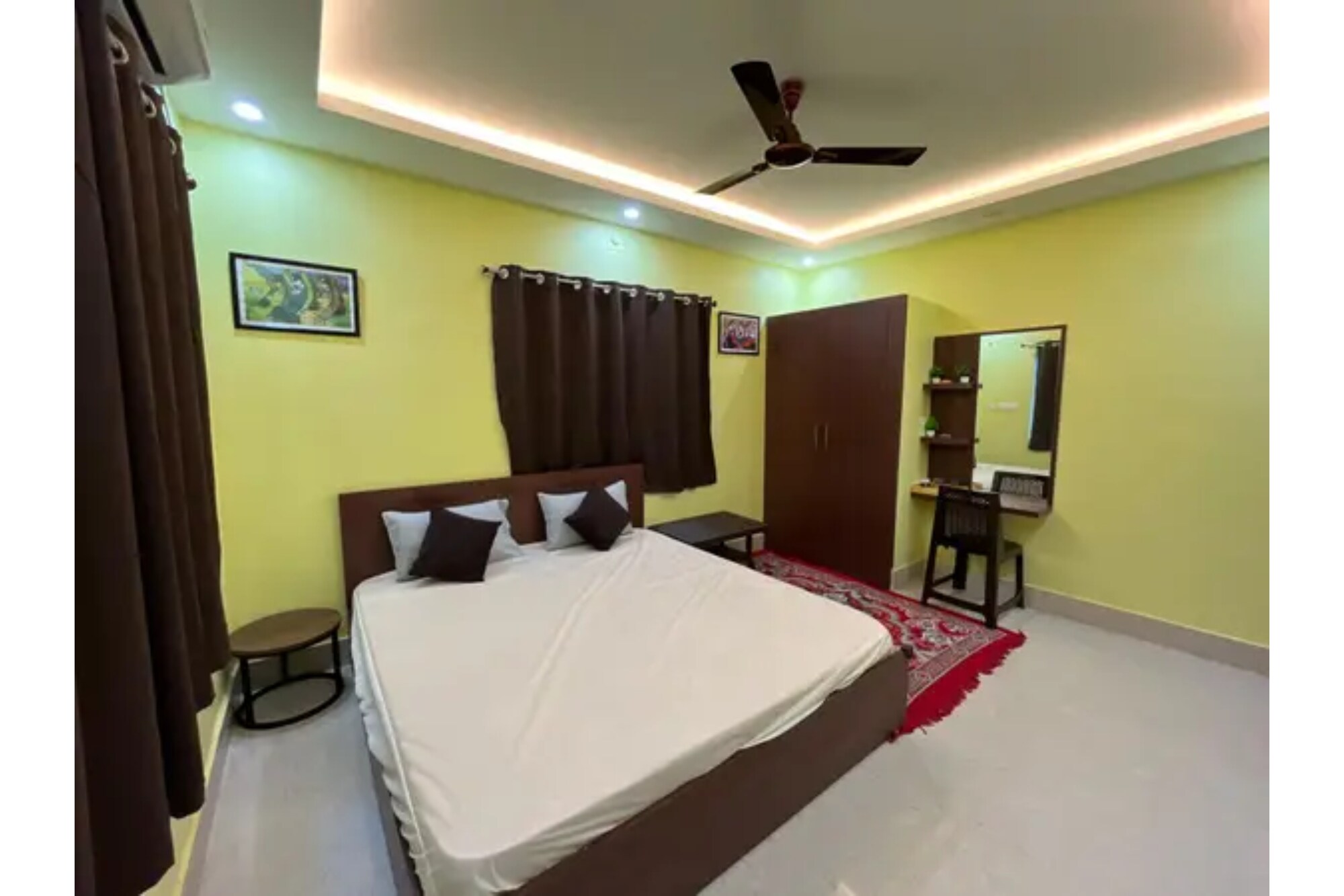 Via Equinox Inn - Tap to explore photos