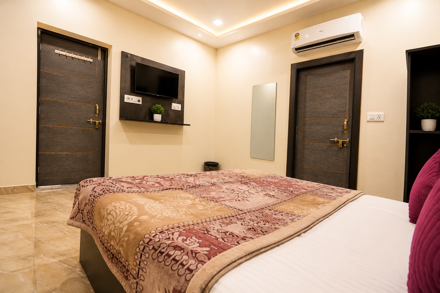 SHRI RADHEY KRISHNA PAYING GUEST HOUSE - Tap to explore photos