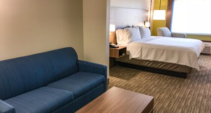 Holiday Inn Express Hotel & Suites Lubbock West Room Type - 1 King Bed Suite Sofa Mobil Access Tub