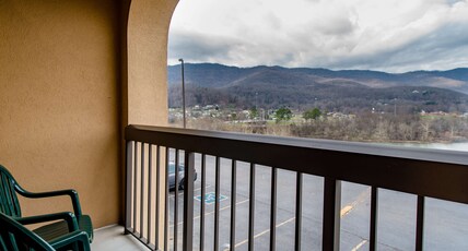 Hampton Inn Caryville Room Type - 2 QNS MTN VW MIC FRG NS