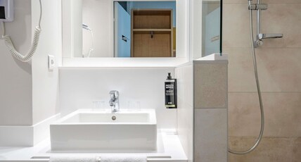Ibis Styles Biarritz Plage Room Type - Family Room - 1 double bed or 2 singles and 1 sofa bed - sea view and terrace Ibis Styles Biarritz Plage Room Type - Family Room - 1 double bed or 2 singles and 1 sofa bed - sea view and terrace