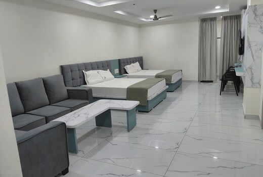 Hotel GNR Grand