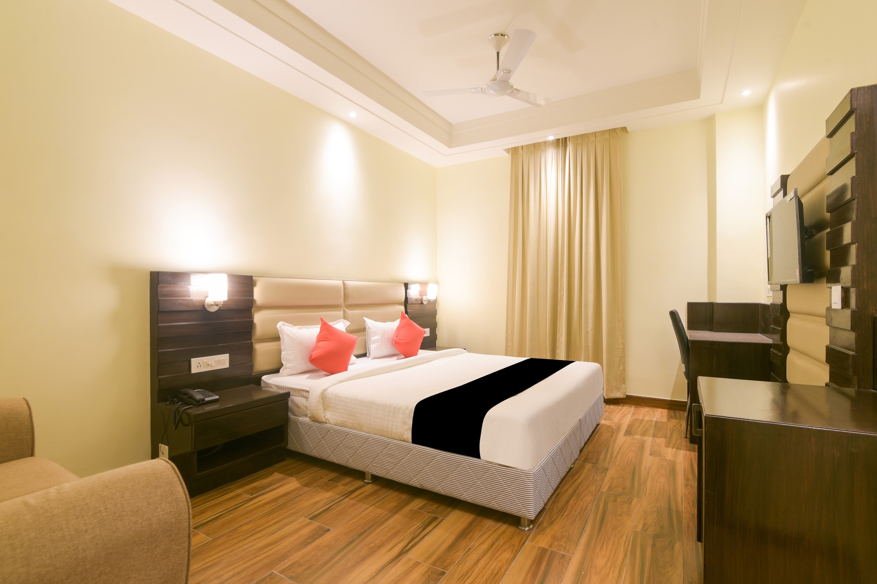 Super OYO 77736 Hotel Starlight - Tap to explore photos