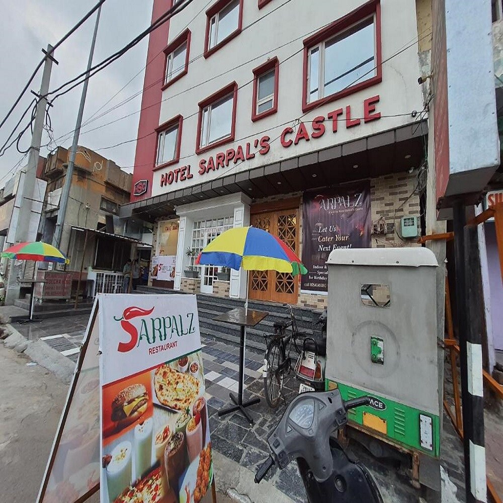 Hotel Sarpal's Castle - Tap to explore photos