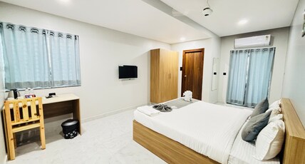 Hotel Bhavans Elite Room Type - Deluxe King Bed