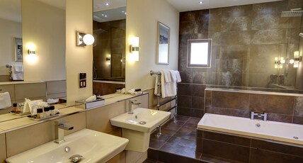 Best Western York Pavilion Hotel Room Type - Suite-1 Queen Bed, Non-Smoking, Sitting Area