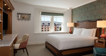 Hotel Roanoke & Conference Center, Curio Collection by Hilton Room Type - 1 QUEEN BED