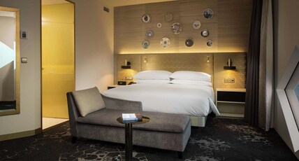 Hilton Amsterdam Airport Schiphol Room Type - KING SUITE AIRPORT VIEW