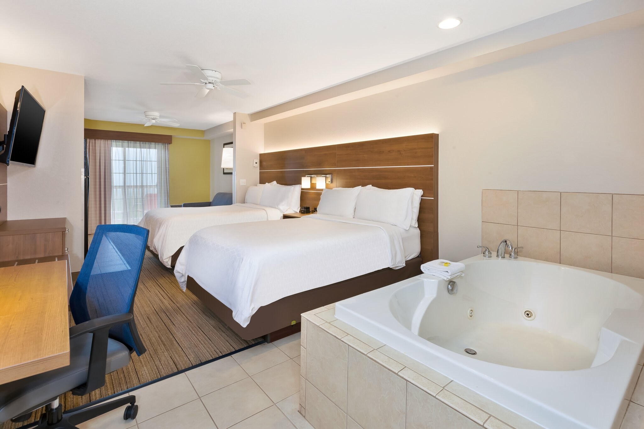 Holiday Inn Express & Suites PETOSKEY - Tap to explore photos
