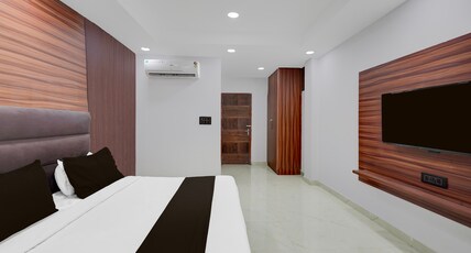 Super Collection O Sector 18 Metro station Room Type - Classic