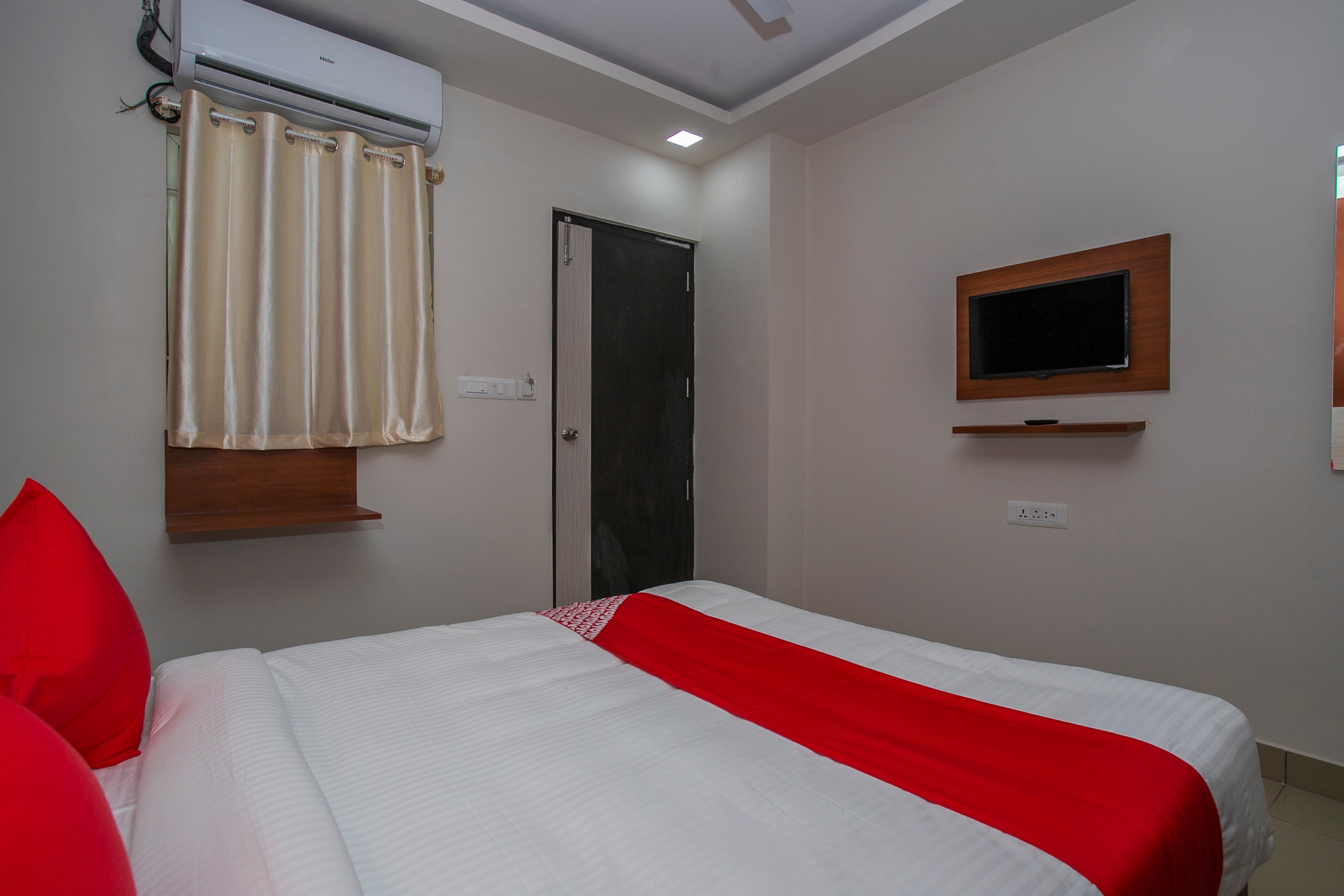 Hotel O Varcity Phi Premium Pavilion ,Above HDFC Bank ,Near Anjaneya Temple Madiwala, Hosur Main r - Tap to explore photos