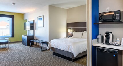 Holiday Inn Express & Suites BASTROP Room Type - 2 Queen Beds Suite