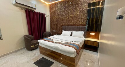 CLASSY5 Paying Guest House Room Type - Deluxe Double Bedroom