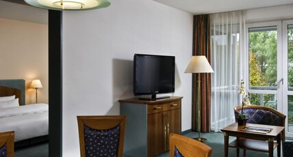 Congress Hotel Weimar by Mercure Room Type - Suite with double bed 180 x 200 cm, separate living area and balcony Congress Hotel Weimar by Mercure Room Type - Suite with double bed 180 x 200 cm, separate living area and balcony