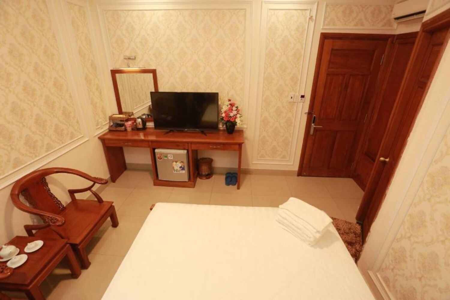 Thanh Tai Hotel 1 - Tap to explore photos