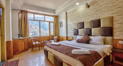 Hotel Parkar Plaza Room Type - Super Deluxe Room with Balcony Mountain view