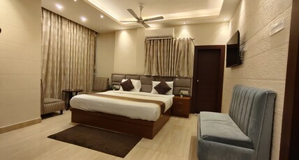 HOTEL SATHI TARAPITH Room Type - Premium Luxury Front View With Balcony