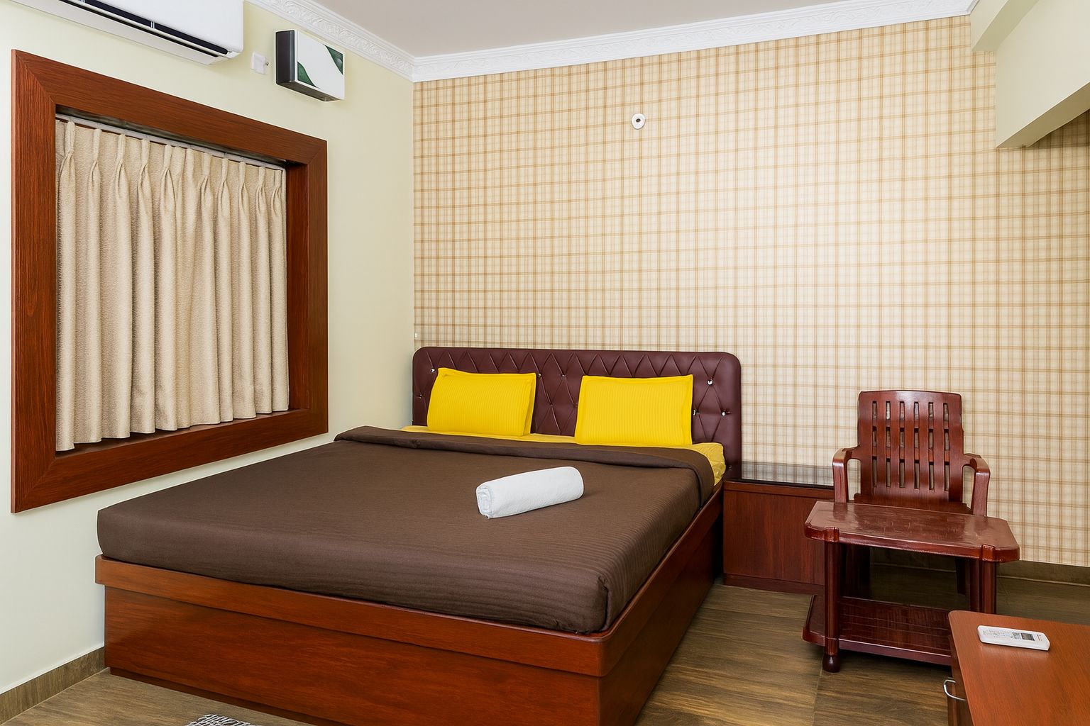 Vensa Corporate Inn | Entire 4BHK Apartment | Private Kitchen & Spacious Living Room - Tap to explore photos