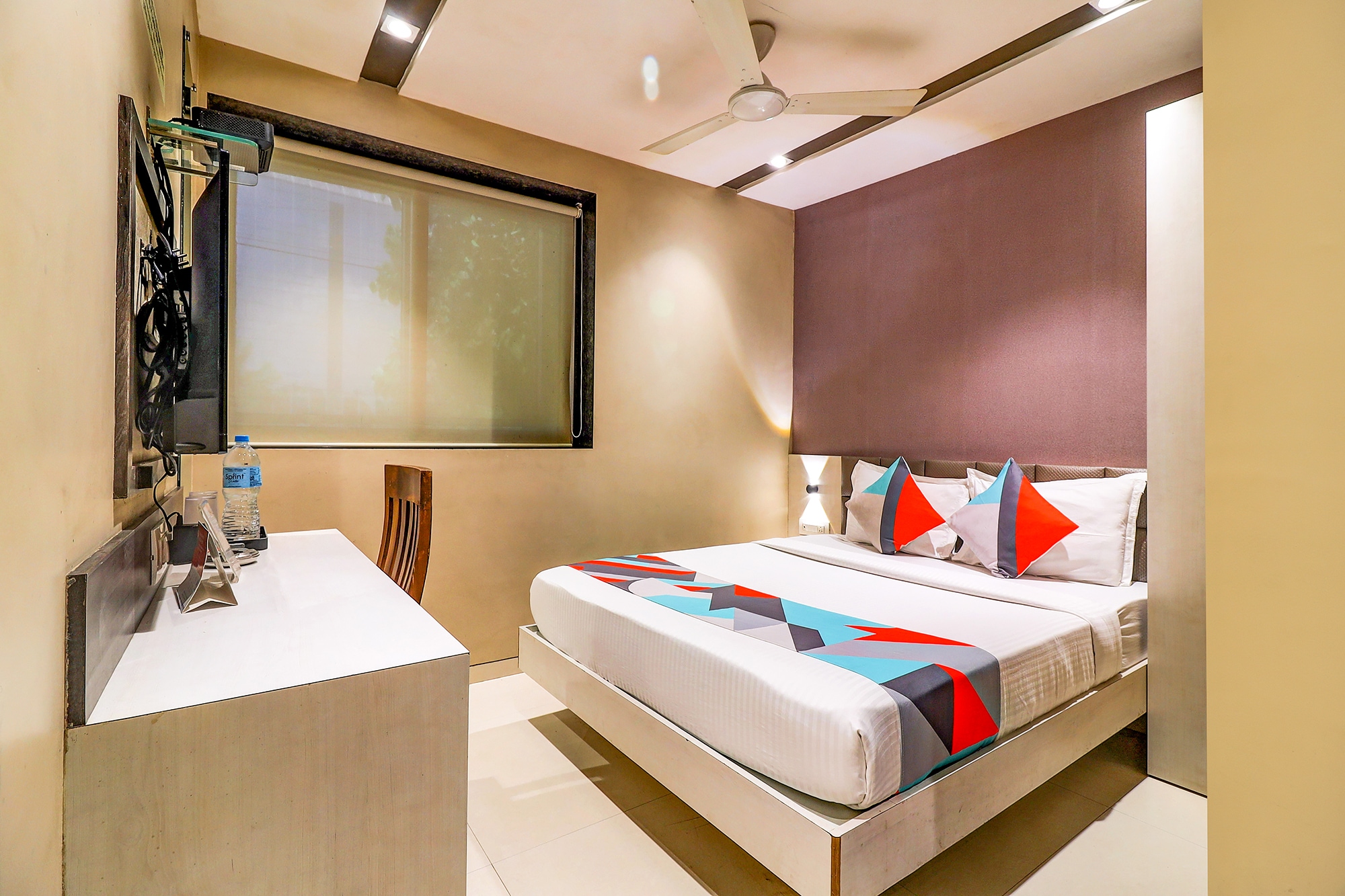 FabHotel Grand Heritage - Nr. BKC - Tap to explore photos