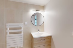 Room 909 in a premium residence- Sport/Laundry