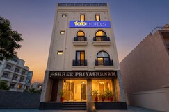 FabHotel Shree Priyasharnam - 500 m from prem mandir