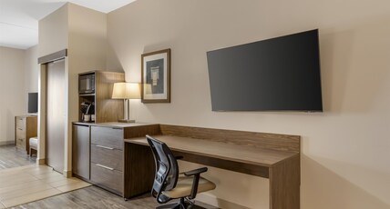 Best Western Plus Winnipeg West Room Type - Suite-1 King Bed, Non-Smoking, Sofabed, Microwave And Refrigerator, Wi-Fi, Full Breakfast