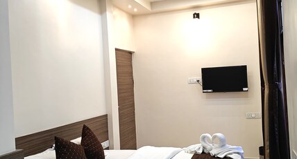 Glow Inn | Near Namo Ghat Room Type - Quadruple Bedroom with Balcony