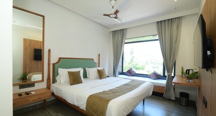 Hotel Crystal Inn @Nakki Lake Room Type - Luxury lake view room