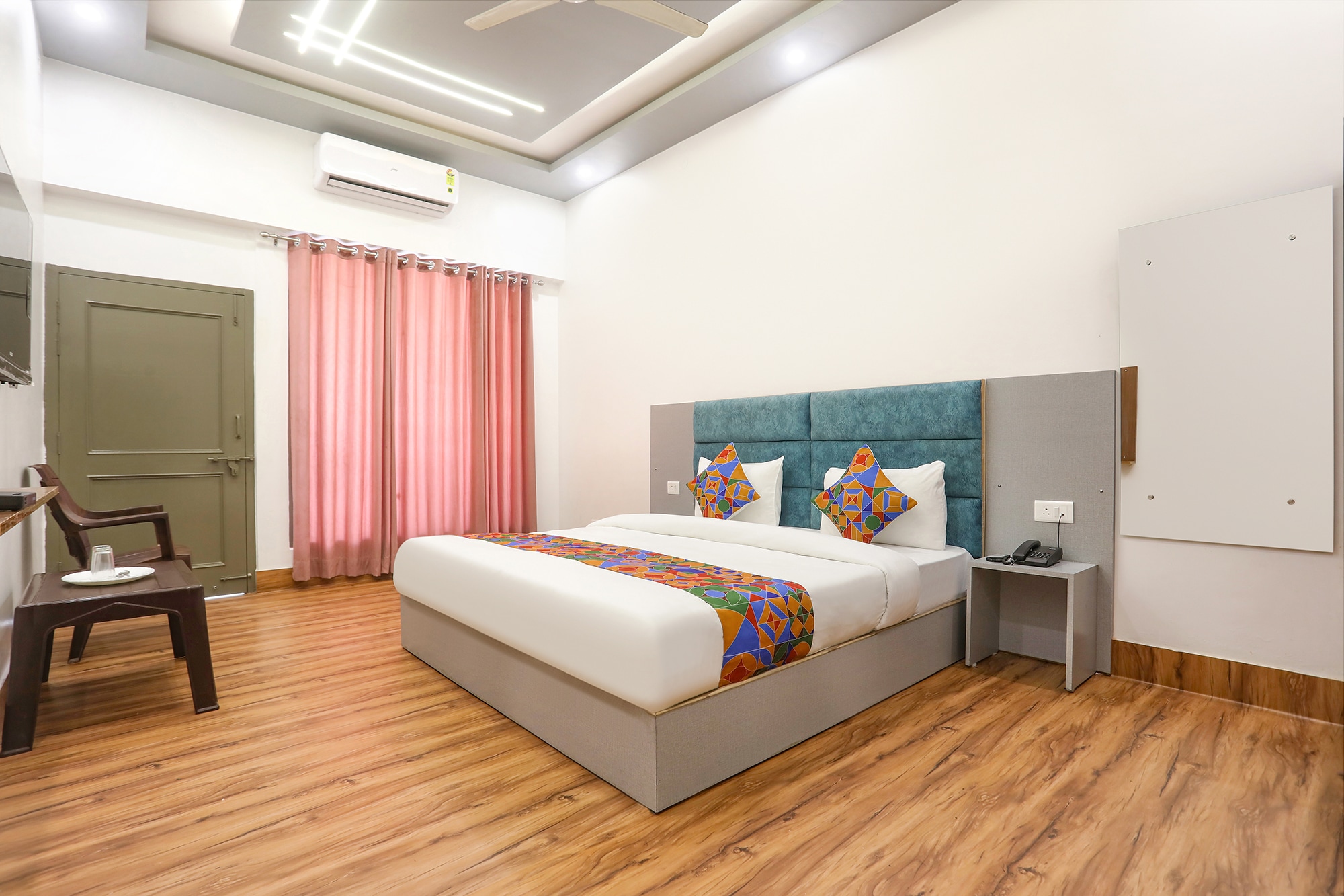 FabHotel Villa The Suites - Nr. Prayagraj Junction - Tap to explore photos