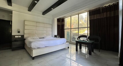 Hotel Holiday Inn Room Type - Deluxe Room With Balcony