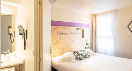 Greet Hotel Beaune Room Type - Pop room with a double bed
