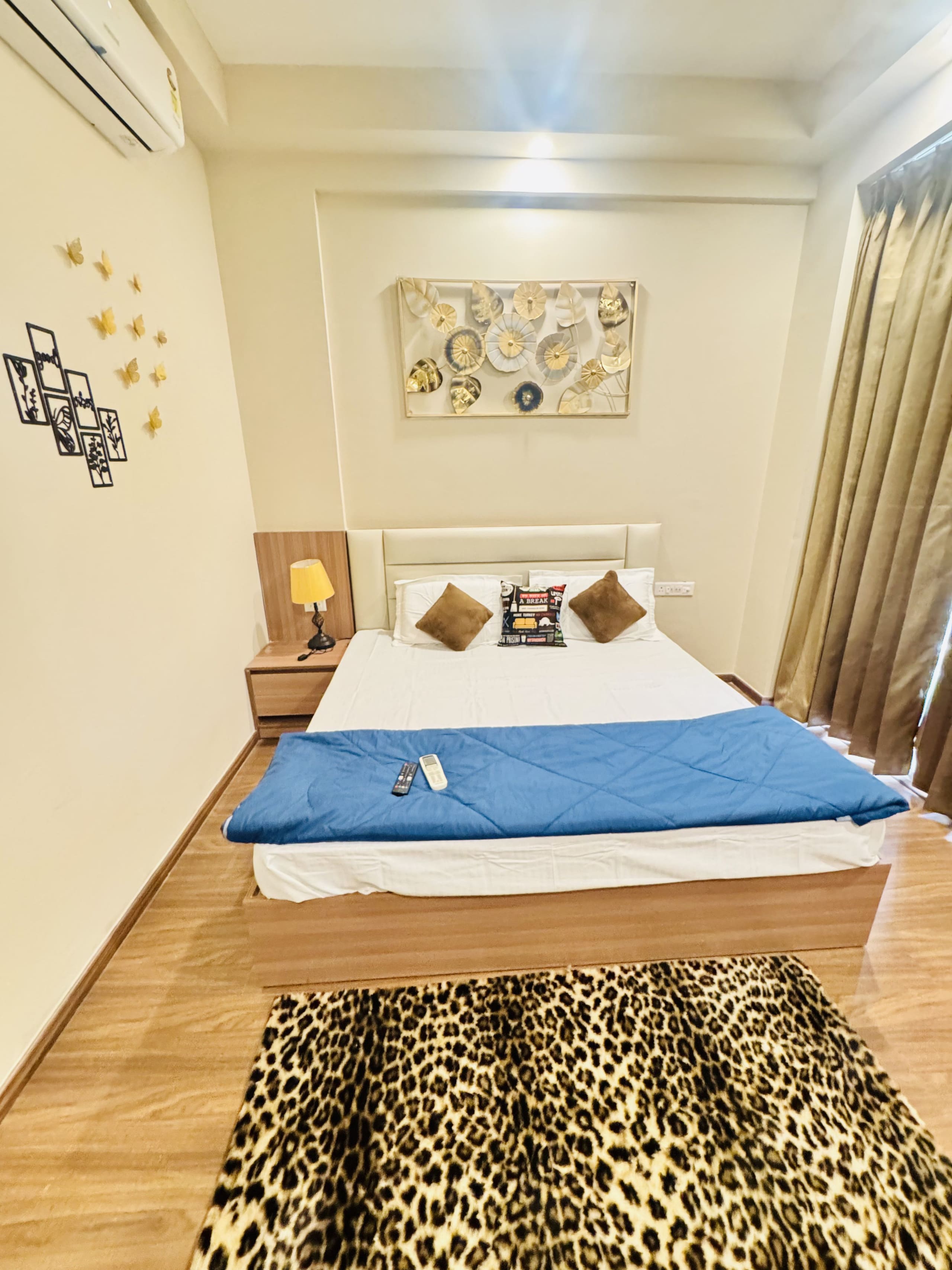 Luxury Studio Apartment Near Expo Mart - Tap to explore photos