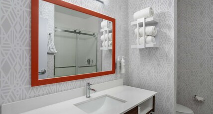 Hampton Inn & Suites by Hilton Muncie Room Type - 2QN MOB HEARING ACC TUB NS