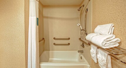 Hampton Inn by Hilton Ashland Room Type - 1KNG MOB HEAR ACC W TUB NS