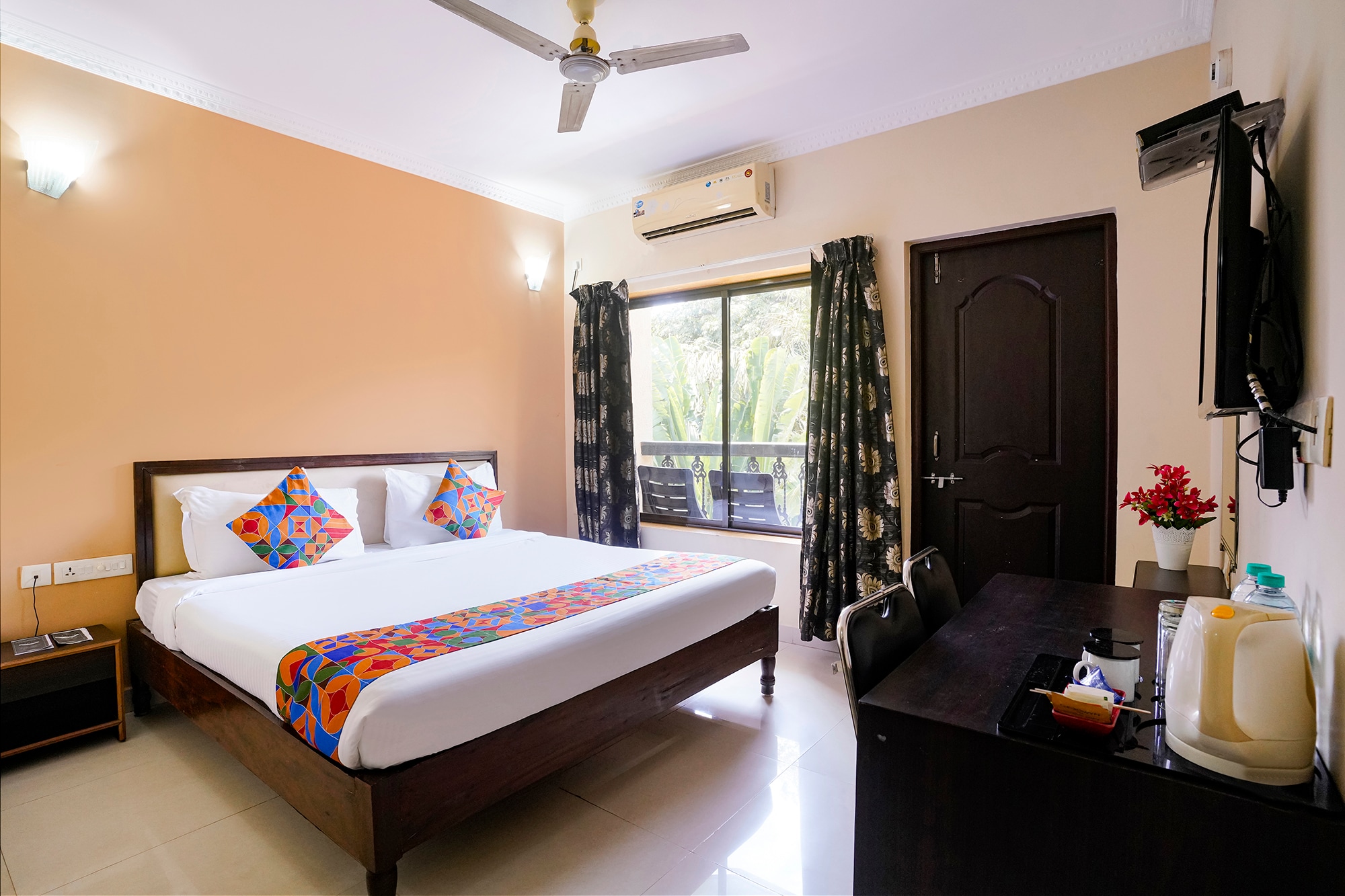 Oriva Rendezvous Beach Resort - Nr. Dona Paula Beach - Tap to explore photos