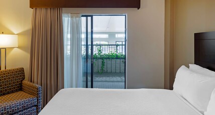 Best Western Pembroke Inn & Conference Centre Room Type - 2 Queen Beds, Non-Smoking, Pool View, Microwave And Refrigerator, Full Breakfast