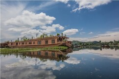Floating Heaven Group Of House Boats