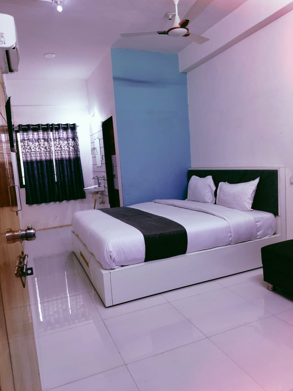 The Galaxy hotel & Guest House - Tap to explore photos