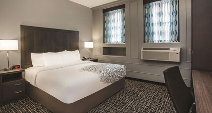 La Quinta Inn & Suites by Wyndham Baltimore Downtown Room Type - 1 King Bed, Mobility Accessible Room, Non-Smoking La Quinta Inn & Suites by Wyndham Baltimore Downtown Room Type - 1 King Bed, Mobility Accessible Room, Non-Smoking