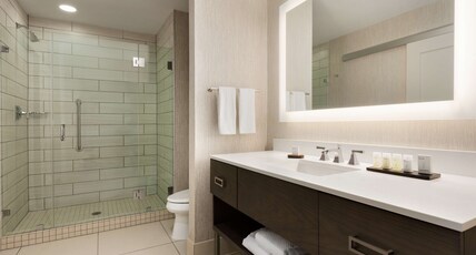 Embassy Suites by Hilton San Antonio Brooks Hotel & Spa Room Type - 2 QN HEAR ACC 2 RM STE