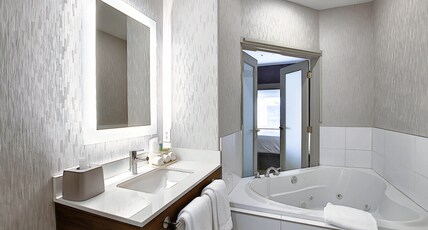 Holiday Inn Express Airport-Calgary Room Type - 1 King 1 Bdrm Ste Jetted Tub